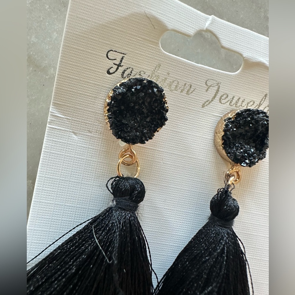 New Earring - Picture 3 of 4